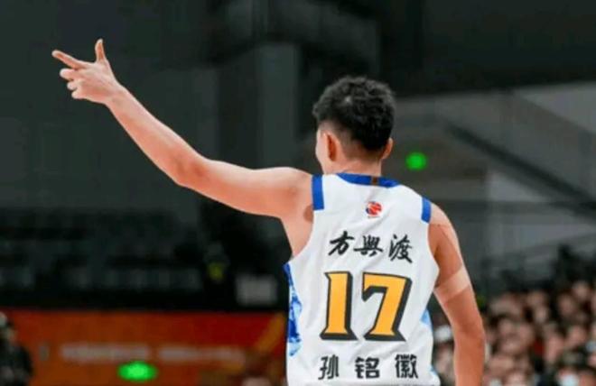 媒体人:孙铭徽遭遇距腓前韧带撕裂,将休战数月 媒体人:孙铭徽遭遇距腓前韧带撕裂,将休战数月