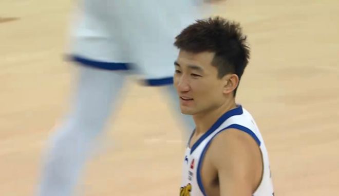 广厦男篮遭重创:孙铭徽崴脚痛苦倒地 无法行走被背回更衣室 广厦男篮遭重创:孙铭徽崴脚痛苦倒地 无法行走被背回更衣室