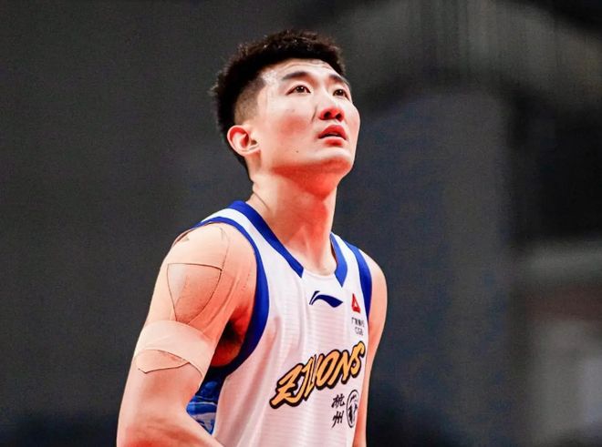 CBA杯:孙铭徽伤退!山西大胜广厦首进决赛 原帅14+4三分 CBA杯:孙铭徽伤退!山西大胜广厦首进决赛 原帅14+4三分