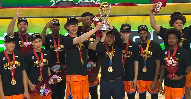 200万奖金到手！上海队蝉联冠军，洛夫顿MVP 王哲林笑得很开心