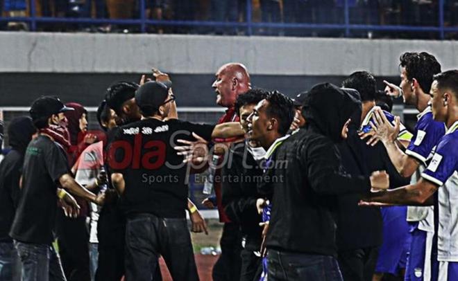 印尼球队万隆亚冠2被淘汰后球迷冲场,俱乐部恐面临亚足联处罚 印尼球队万隆亚冠2被淘汰后球迷冲场,俱乐部恐面临亚足联处罚