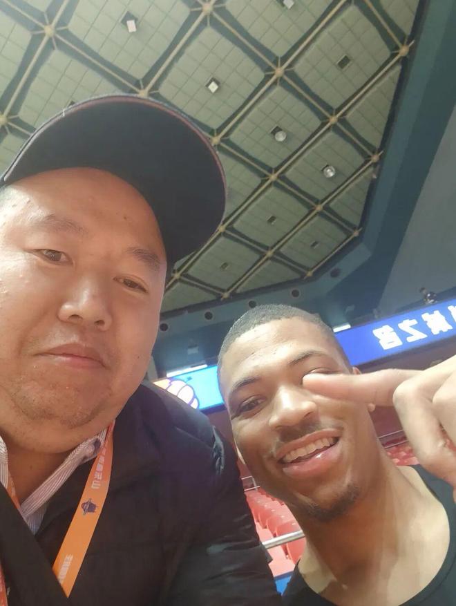 邱彪手里又多了张牌！约翰逊首秀让山东男篮的野心藏不住了