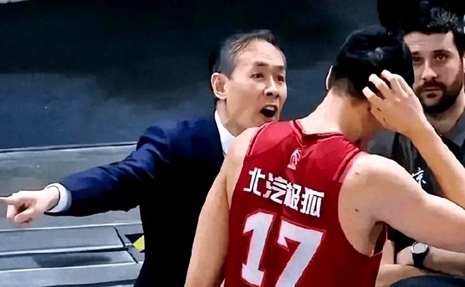 拿600万,打鱼腩正负值0+被杨文学单吃2次,球迷:原地退役吧 拿600万,打鱼腩正负值0+被杨文学单吃2次,球迷:原地退役吧