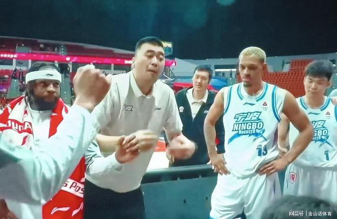 牛逼!主帅停赛翻译指挥,剩5秒后卫画了一个战术,绝杀了广州队 牛逼!主帅停赛翻译指挥,剩5秒后卫画了一个战术,绝杀了广州队