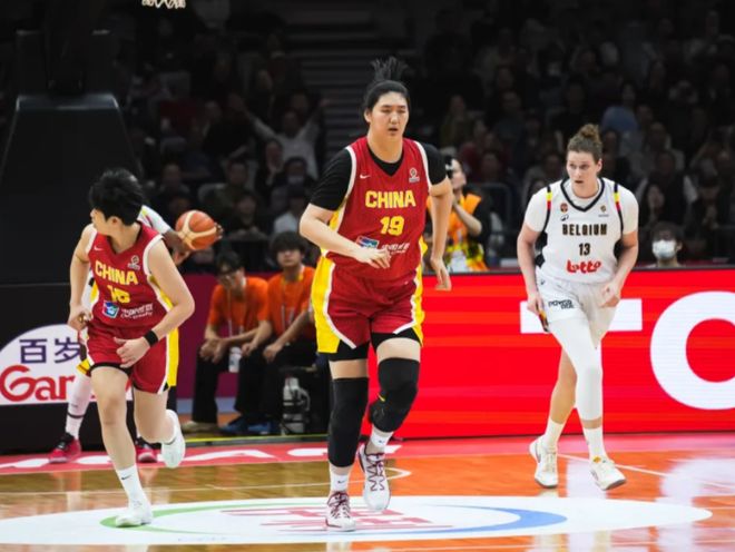 外媒争相报道张子宇!身高2.2米封王 内线大杀器 梅斯曼赞统治力 外媒争相报道张子宇!身高2.2米封王 内线大杀器 梅斯曼赞统治力