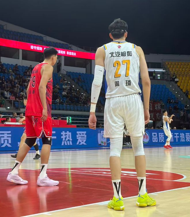 背后扣麦基一球!广州中锋大战NBA冠军,只给自己打6分 背后扣麦基一球!广州中锋大战NBA冠军,只给自己打6分