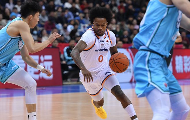 上海VS青岛全力横扫！四大内线围剿米奇，卢伟冲7连胜，CCTV5直播