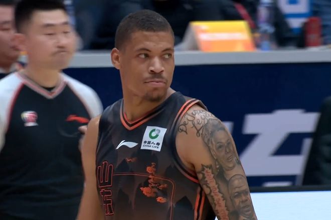 山东男篮有惊无险击败青岛,克里斯42分刷新个人新高,新外援低迷 山东男篮有惊无险击败青岛,克里斯42分刷新个人新高,新外援低迷