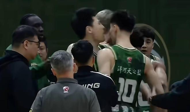 内讧了,郭昊文&赵柏清刚开场就激情对喷,随后双双被DNP 内讧了,郭昊文&赵柏清刚开场就激情对喷,随后双双被DNP