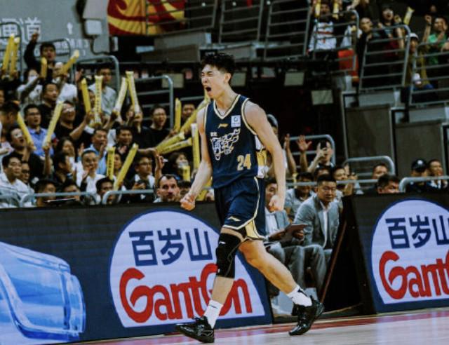 崔永熙:现在的体能大概就是打10-15分钟,比赛后腿还是会酸 崔永熙:现在的体能大概就是打10-15分钟,比赛后腿还是会酸