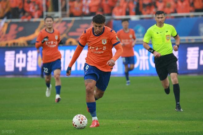 意外!克雷桑领衔多位泰山球员公开现身山东男篮主场,赢得点赞 意外!克雷桑领衔多位泰山球员公开现身山东男篮主场,赢得点赞