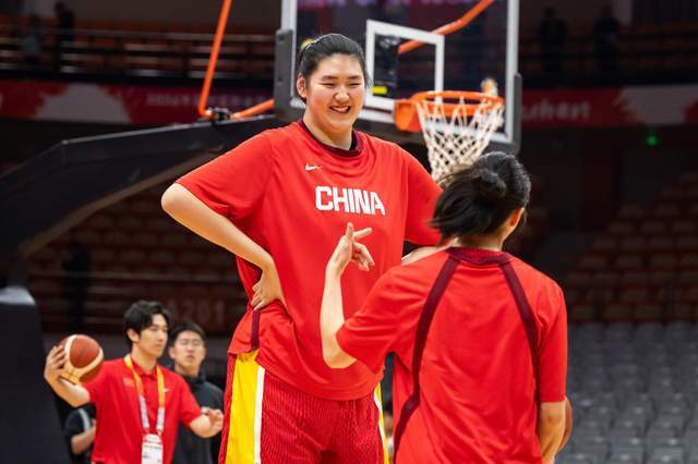 山东姑娘好样的！场均10分钟轰11分，获宫鲁鸣盛赞：世界独一无二