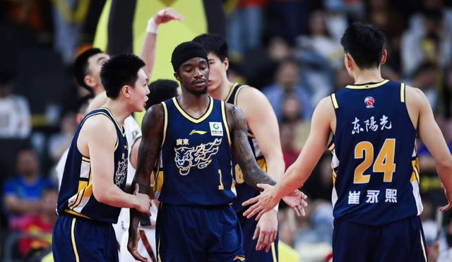 广东宏远22分大胜新疆!弃用萨林杰,崔永熙被罚下,麦考尔爆发 广东宏远22分大胜新疆!弃用萨林杰,崔永熙被罚下,麦考尔爆发