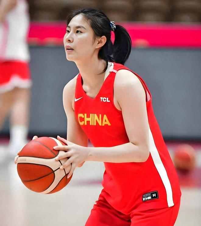 她曾是中国篮坛第一美女，爱徒是王思雨，两人都曾是八一队球员