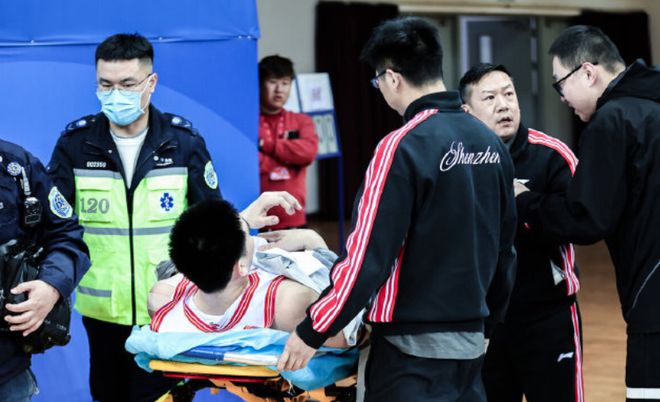 脚踝90度弯折!深圳年轻中锋重伤,这只是他的生涯第二战 脚踝90度弯折!深圳年轻中锋重伤,这只是他的生涯第二战