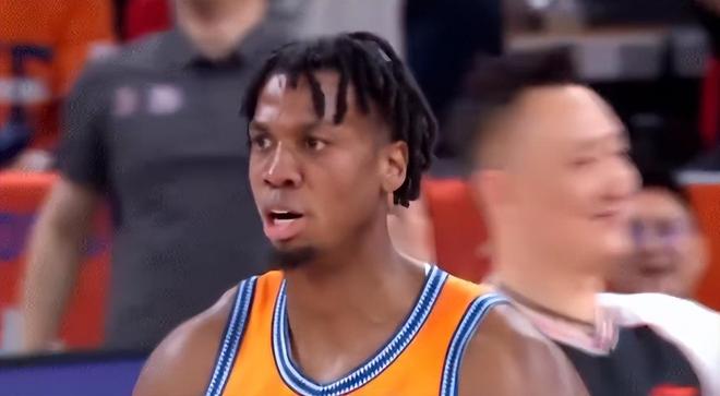 白边迎CBA生涯之夜！狂轰14+26+4帽创新高：一人摧毁广东内线群