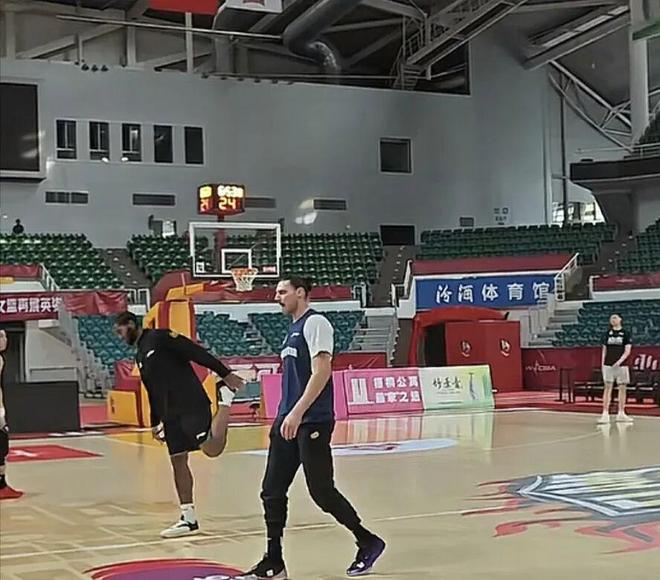 山东高速男篮"及时雨"到位!斯蒂尔火线驰援展现球队进取心 山东高速男篮"及时雨"到位!斯蒂尔火线驰援展现球队进取心