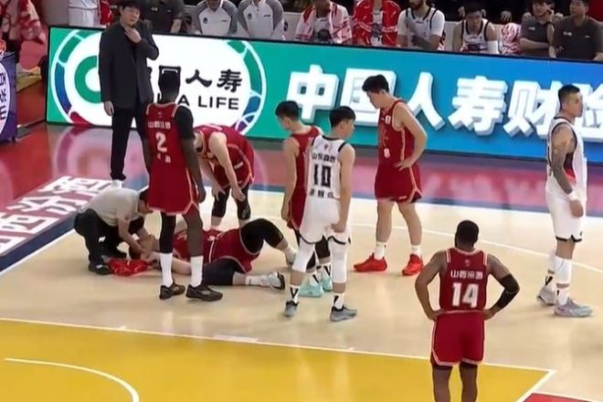 惨烈!刘传兴仅打1分钟遭陶汉林肘击痛苦倒地 被担架车推下场 惨烈!刘传兴仅打1分钟遭陶汉林肘击痛苦倒地 被担架车推下场