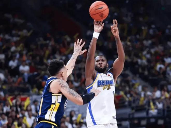 杰曼真男人!赛前发烧上吐下泻,绝杀广东更衣室秀肌肉,开心坏了 杰曼真男人!赛前发烧上吐下泻,绝杀广东更衣室秀肌肉,开心坏了