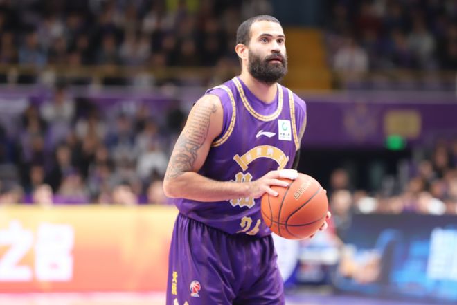 里勒压哨三分绝杀北控险胜广州 徐昕13+10+6帽沈梓捷超朱芳雨