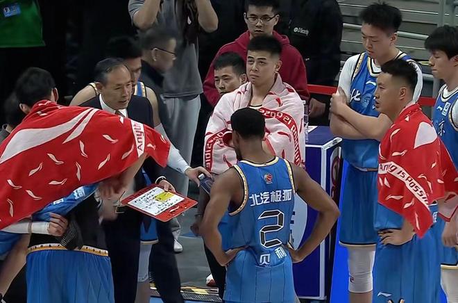 北京男篮力克广州,周琦14+11力压徐昕,陈盈骏21+5+6威金顿33分 北京男篮力克广州,周琦14+11力压徐昕,陈盈骏21+5+6威金顿33分