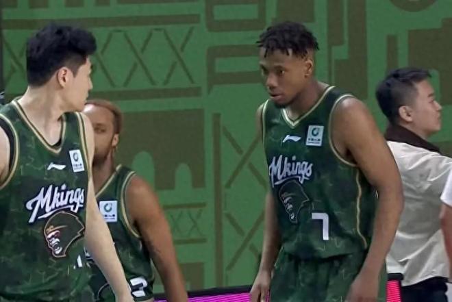 CBA诡异一战！同曦落后1分不犯规，球迷怒喷王世龙买球了赶紧下课