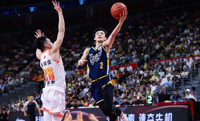 CCTV5直播！广东VS广厦胜负难料，双星猛攻后卫线，杜锋主抓防守