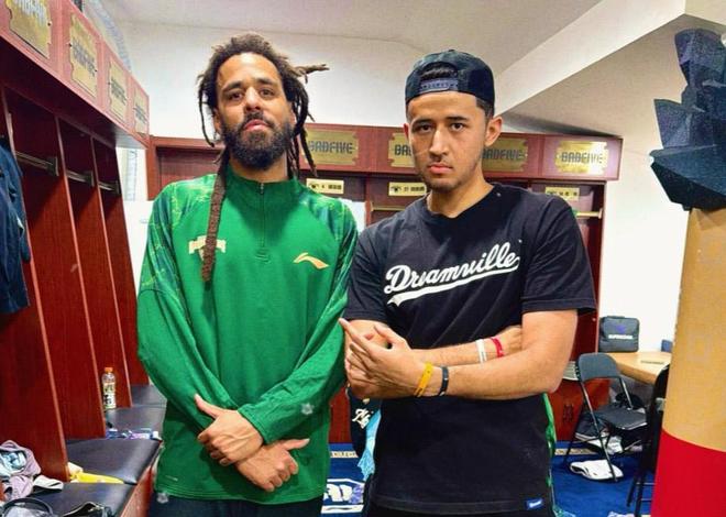 追星成功!卡米然赛后找到J. Cole疯狂签名并合影 追星成功!卡米然赛后找到J. Cole疯狂签名并合影