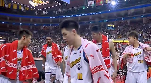 CBA一夜五大惨案！卫冕冠军20分惨败广东，深圳男篮上演逆天绝杀