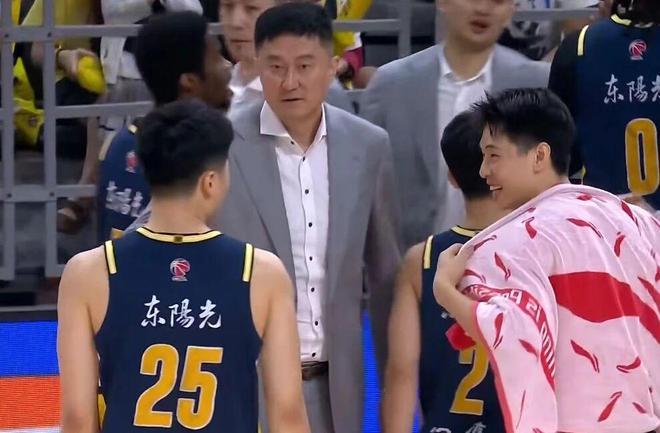 广东男篮20分大胜卫冕冠军，徐杰8+6+11奎因25+8+7，胡金秋低迷