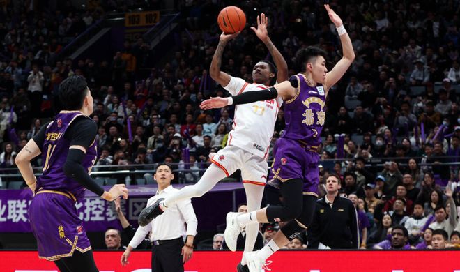 这才是顶级小外援!22投砍36+8+8率队杀回争冠区,郑永刚慧眼识珠 这才是顶级小外援!22投砍36+8+8率队杀回争冠区,郑永刚慧眼识珠