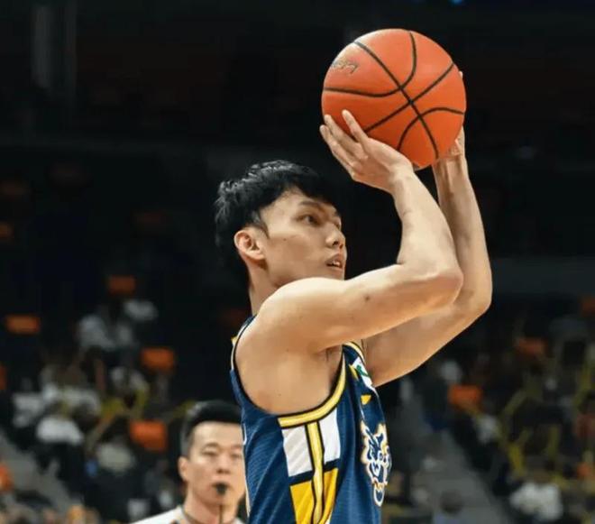 杜锋终于正常！徐杰首发主控，胡明轩减少持球，各点用人恰到好处