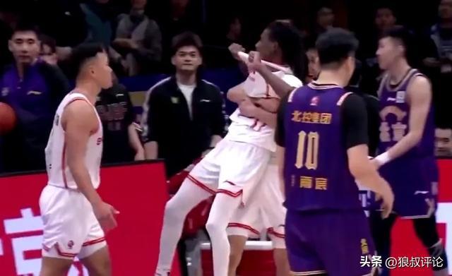 深圳主帅:史密斯第四节表现一直很稳定,最后机会出来了很有决心 深圳主帅:史密斯第四节表现一直很稳定,最后机会出来了很有决心