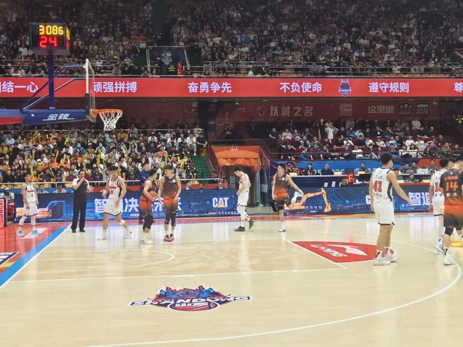 低谷见真章：许梦君、刘毅，给山东男篮撑住一口气