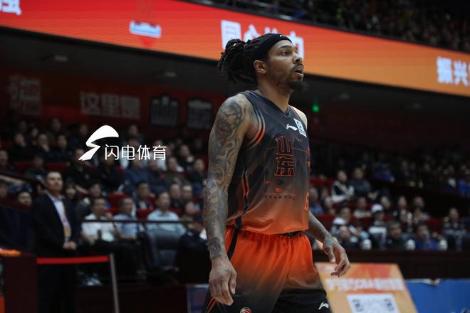 山东高速主场99-86力克广东 邱彪赞团队防守许梦君成奇兵 山东高速主场99-86力克广东 邱彪赞团队防守许梦君成奇兵