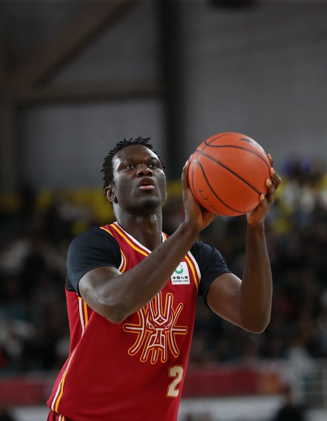 山西输球不冤！3人状态奇差+裁判抢戏，潘江回应：我自己可以下课