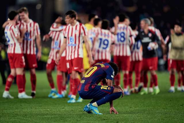 欧冠0-2输球 亚马尔哭了!蹲在地上抹泪 马竞球员纷纷安慰 欧冠0-2输球 亚马尔哭了!蹲在地上抹泪 马竞球员纷纷安慰