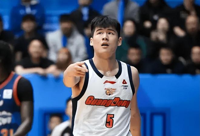 杜锋看明白了吗？陈家政稳输出，王洪泽完美策应，黄明依周鹏雏形