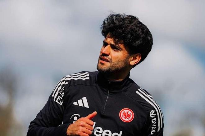 法兰克福官方:30岁中场达胡德将在今夏合同到期后离队 法兰克福官方:30岁中场达胡德将在今夏合同到期后离队