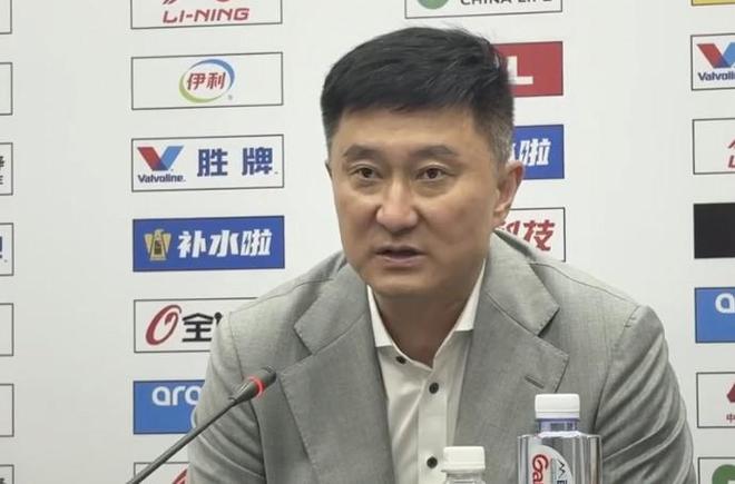 杜锋：球队现在很困难，徐杰和胡明轩身体不适依然坚持了下来