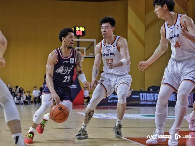 广州龙狮队1分惜败上海大鲨鱼，季后赛冲刺形势严峻