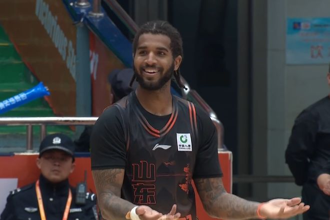 山东男篮季后赛首战溃败，邱彪坚持12人轮换，克里斯坑苦全队