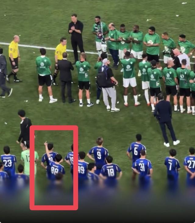 亚冠精英赛决赛颁奖典礼，町田球员疑似向裁判团队竖中指