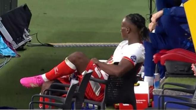 轻松惬意，扬-迪奥曼德被换下后没坐替补席而坐在椅子上观战