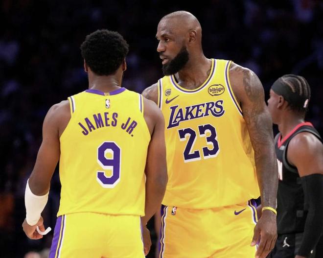 詹姆斯：我妈能看到她儿子和孙子并肩打季后赛，这也太疯狂了