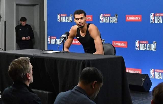 马刺队史首人！文班亚马斩获魔术师约翰逊奖 战胜库里字母哥等人