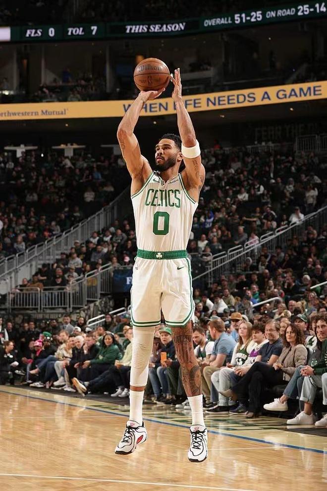 11战9胜!绿军32分大胜雄鹿 塔图姆23+11+9布朗26分 11战9胜!绿军32分大胜雄鹿 塔图姆23+11+9布朗26分