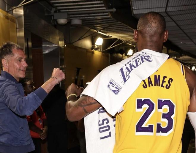 记者:如果詹姆斯想再打一个赛季,湖人队会非常欢迎他回归 记者:如果詹姆斯想再打一个赛季,湖人队会非常欢迎他回归