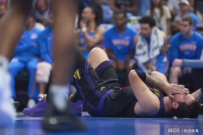 东契奇赴欧专项治腿筋!常规赛报销,湖人缺核心遭两连败排名告急 东契奇赴欧专项治腿筋!常规赛报销,湖人缺核心遭两连败排名告急