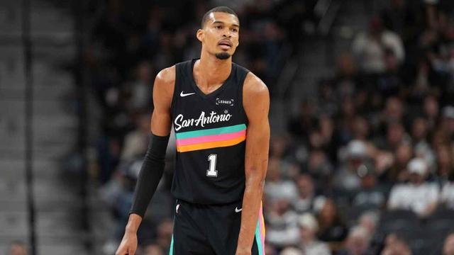 季后赛首秀狂轰35分创纪录！文班亚马神回复打脸压力说